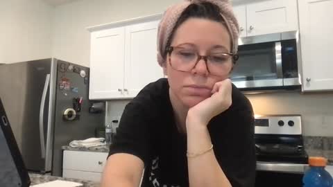 Snapshot of texas_blonde chatting on 12-18-25, 04:02 Daphne Summers online show from 12-18-25, 04:02