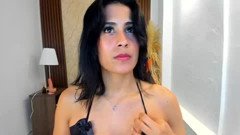 Snapshot of thais_kim chatting on 10-17-25, 12:30 Sweet Thais online show from 10-17-25, 12:30