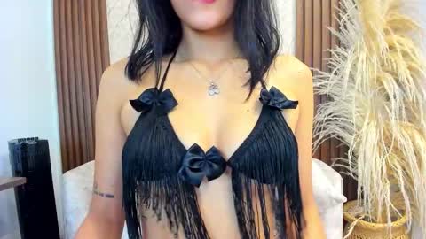 Snapshot of thais_kim chatting on 10-25-25, 01:29 Sweet Thais online show from 10-25-25, 01:29