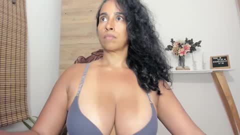 Snapshot of thali_gomex chatting on 01-15-25, 06:40 Thalia Gomex online show from 01-15-25, 06:40