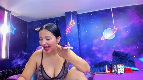 Thalia  online show from 10-14-25, 03:02