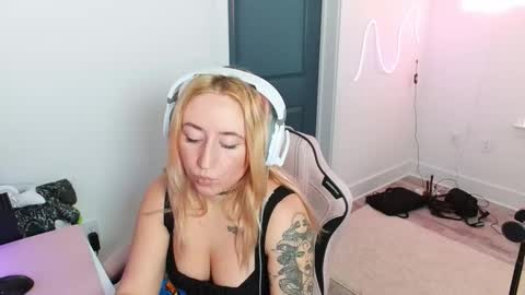 Snapshot of thaliacollinsss chatting on 02-13-26, 04:47 thaliacollinsss online show from 02-13-26, 04:47