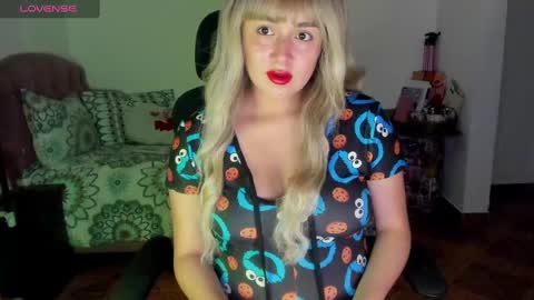 Snapshot of thatgirl2003 chatting on 12-16-24, 11:07 online show from 12-16-24, 11:07