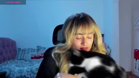 Snapshot of thatgirl2003 chatting on 12-17-24, 06:09 online show from 12-17-24, 06:09