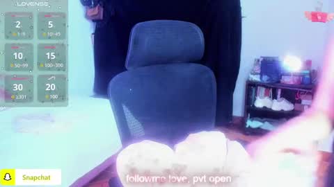 Snapshot of thatgirl2003 chatting on 03-11-25, 06:19 online show from 03-11-25, 06:19