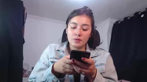 Snapshot of thatgirl2003 chatting on 09-10-25, 03:45 online show from 09-10-25, 03:45