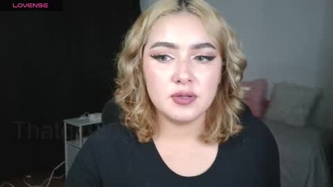 Snapshot of thatgirl2003 chatting on 10-16-25, 08:54 online show from 10-16-25, 08:54