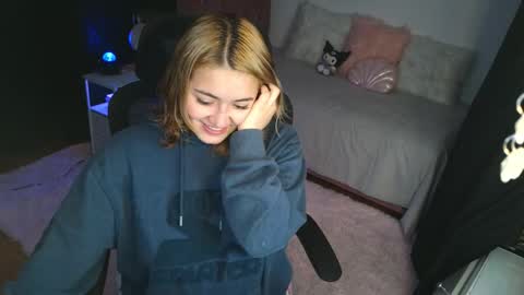 Snapshot of thatgirl2003 chatting on 10-25-25, 12:23 online show from 10-25-25, 12:23