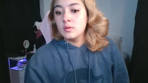 Snapshot of thatgirl2003 chatting on 11-06-25, 10:27 online show from 11-06-25, 10:27