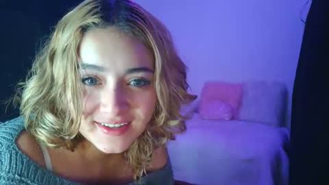 Snapshot of thatgirl2003 chatting on 11-15-25, 09:17 online show from 11-15-25, 09:17