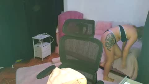 Snapshot of thatgirl2003 chatting on 11-21-25, 06:28 online show from 11-21-25, 06:28