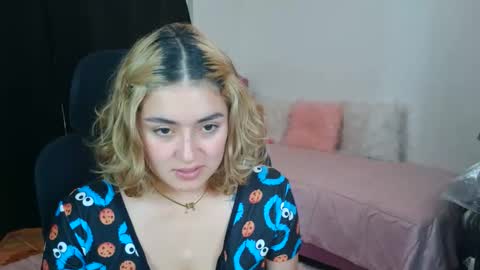 Snapshot of thatgirl2003 chatting on 11-23-25, 01:44 online show from 11-23-25, 01:44