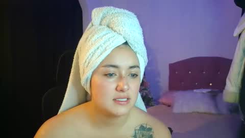 Snapshot of thatgirl2003 chatting on 12-01-25, 12:21 online show from 12-01-25, 12:21