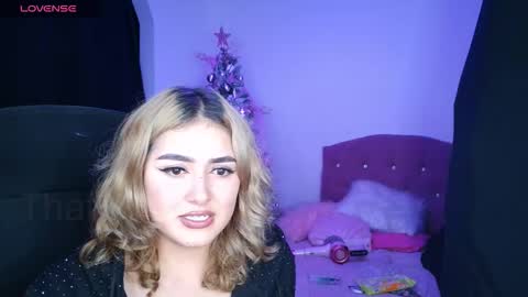 Snapshot of thatgirl2003 chatting on 12-14-25, 12:49 online show from 12-14-25, 12:49