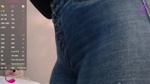 Snapshot of thayssa_ross chatting on 11-30-25, 02:43 THAYSSA ROSS online show from 11-30-25, 02:43