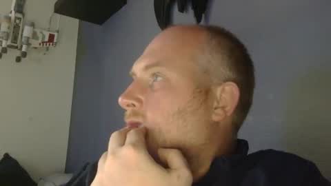 Snapshot of the007146368 chatting on 05-26-26, 07:10 the007146368 online show from 05-26-26, 07:10