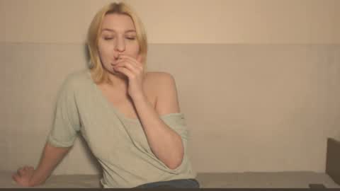 Snapshot of the_basic_instinctt chatting on 10-18-25, 10:32 Eva online show from 10-18-25, 10:32