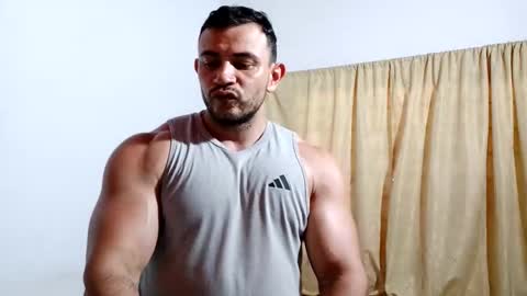 Snapshot of the_beastmuscle chatting on 01-12-26, 06:46 beast online show from 01-12-26, 06:46