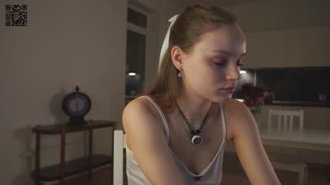 Snapshot of theadrewett chatting on 09-21-25, 04:08 Emma online show from 09-21-25, 04:08