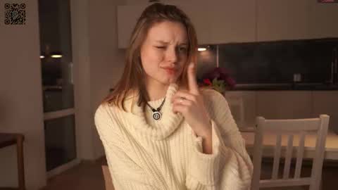 Snapshot of theadrewett chatting on 09-29-25, 04:12 Emma online show from 09-29-25, 04:12