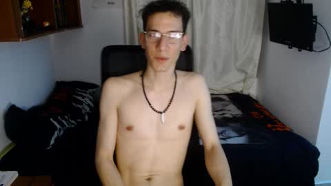 Snapshot of thebeatles18 chatting on 11-08-25, 08:14 Axel online show from 11-08-25, 08:14