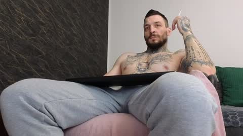 Snapshot of thebestmuscles chatting on 02-07-25, 08:01 John online show from 02-07-25, 08:01