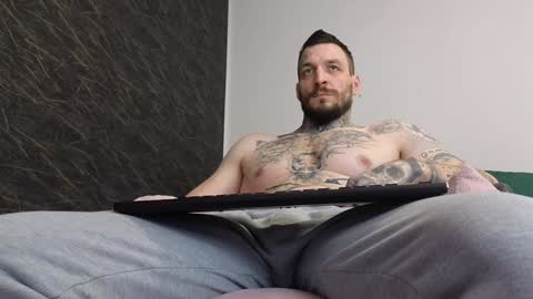 Snapshot of thebestmuscles chatting on 02-07-25, 11:01 John online show from 02-07-25, 11:01