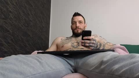 Snapshot of thebestmuscles chatting on 02-14-25, 11:10 John online show from 02-14-25, 11:10