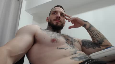 Snapshot of thebestmuscles chatting on 11-08-25, 10:52 John online show from 11-08-25, 10:52