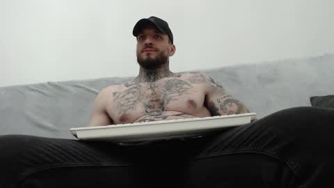 Snapshot of thebestmuscles chatting on 11-17-25, 08:47 John online show from 11-17-25, 08:47