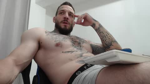 Snapshot of thebestmuscles chatting on 11-22-25, 09:25 John online show from 11-22-25, 09:25