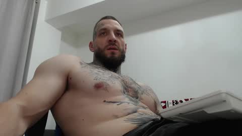 Snapshot of thebestmuscles chatting on 12-17-25, 07:31 John online show from 12-17-25, 07:31