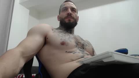 Snapshot of thebestmuscles chatting on 01-08-26, 08:33 John online show from 01-08-26, 08:33