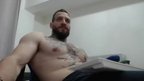 Snapshot of thebestmuscles chatting on 01-09-26, 08:43 John online show from 01-09-26, 08:43