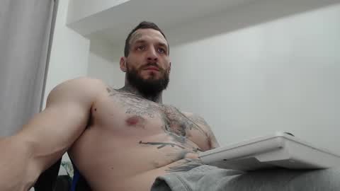 Snapshot of thebestmuscles chatting on 01-10-26, 07:26 John online show from 01-10-26, 07:26