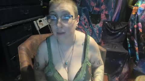Snapshot of thecurvysiren chatting on 01-06-25, 10:15 thecurvysiren online show from 01-06-25, 10:15