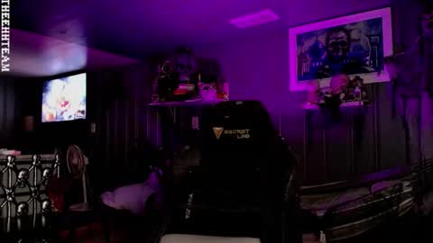 Snapshot of theehhteam chatting on 10-23-25, 11:53 H online show from 10-23-25, 11:53