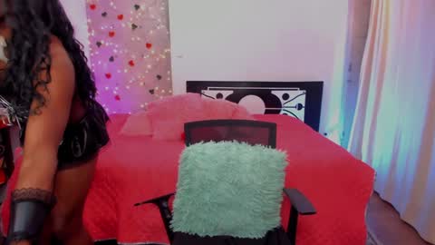 Snapshot of thegoldenbitch chatting on 01-05-25, 01:45 Goldie online show from 01-05-25, 01:45