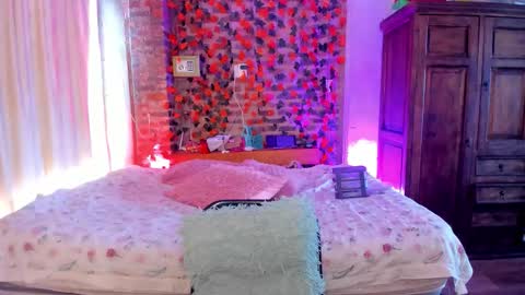 Snapshot of thegoldenbitch chatting on 11-09-25, 03:10 Goldie online show from 11-09-25, 03:10