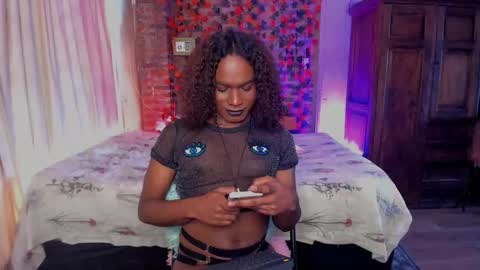 Snapshot of thegoldenbitch chatting on 12-17-25, 05:41 Goldie online show from 12-17-25, 05:41