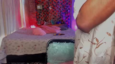 Snapshot of thegoldenbitch chatting on 12-18-25, 04:57 Goldie online show from 12-18-25, 04:57