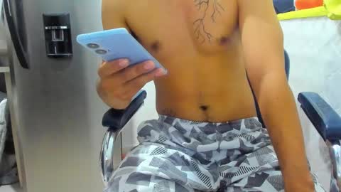 Snapshot of thehousedog chatting on 01-15-25, 02:24 thehousedog online show from 01-15-25, 02:24