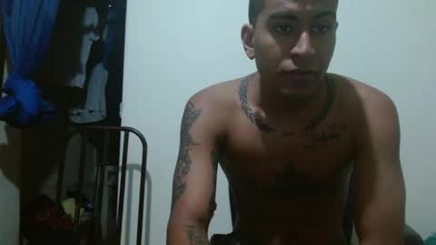 Snapshot of thehousedog chatting on 10-12-25, 11:37 thehousedog online show from 10-12-25, 11:37