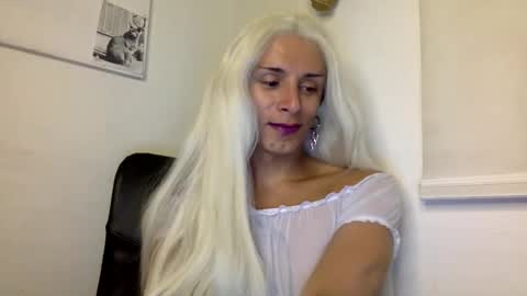 Snapshot of thematryoshka chatting on 12-20-24, 02:52 Lucy Lucy online show from 12-20-24, 02:52