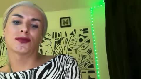 Snapshot of thematryoshka chatting on 09-19-25, 02:02 Lucy Lucy online show from 09-19-25, 02:02