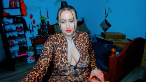 Snapshot of thenaughtygf chatting on 12-17-25, 11:00 thenaughtygf online show from 12-17-25, 11:00