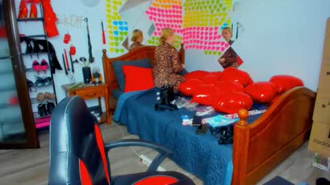 Snapshot of thenaughtygf chatting on 02-12-26, 11:00 thenaughtygf online show from 02-12-26, 11:00