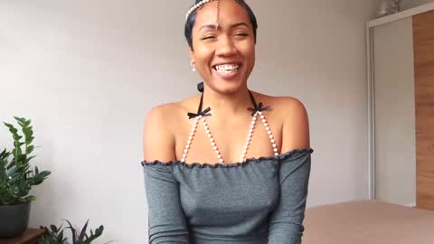 Snapshot of therainqueen chatting on 02-04-25, 12:11 YAYA online show from 02-04-25, 12:11