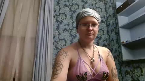 Snapshot of thesirenscall chatting on 12-15-25, 03:11 Siren of the Fae online show from 12-15-25, 03:11