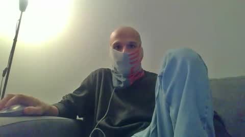 Snapshot of thetubedscarfguy chatting on 12-17-25, 04:57 Scarf guy online show from 12-17-25, 04:57